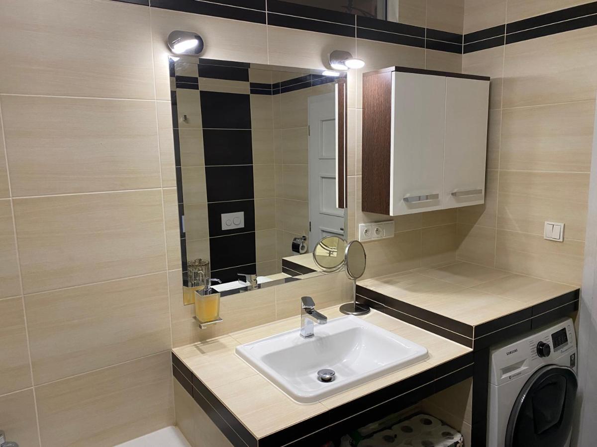 Apartman S Garazi A Balkonem Pilsen Exterior photo