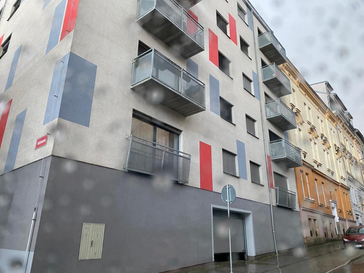 Apartman S Garazi A Balkonem Pilsen Exterior photo