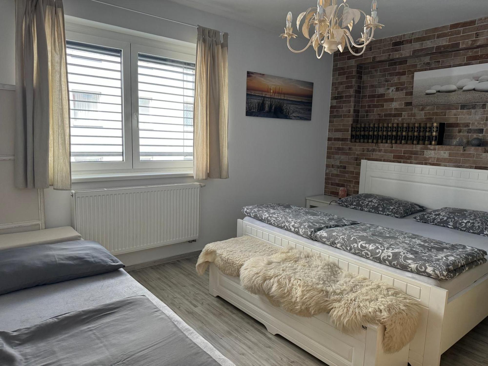 Apartman S Garazi A Balkonem Pilsen Exterior photo